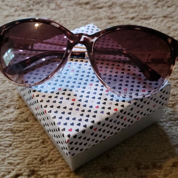 Accessories - *SOLD*Chic Sunglasses